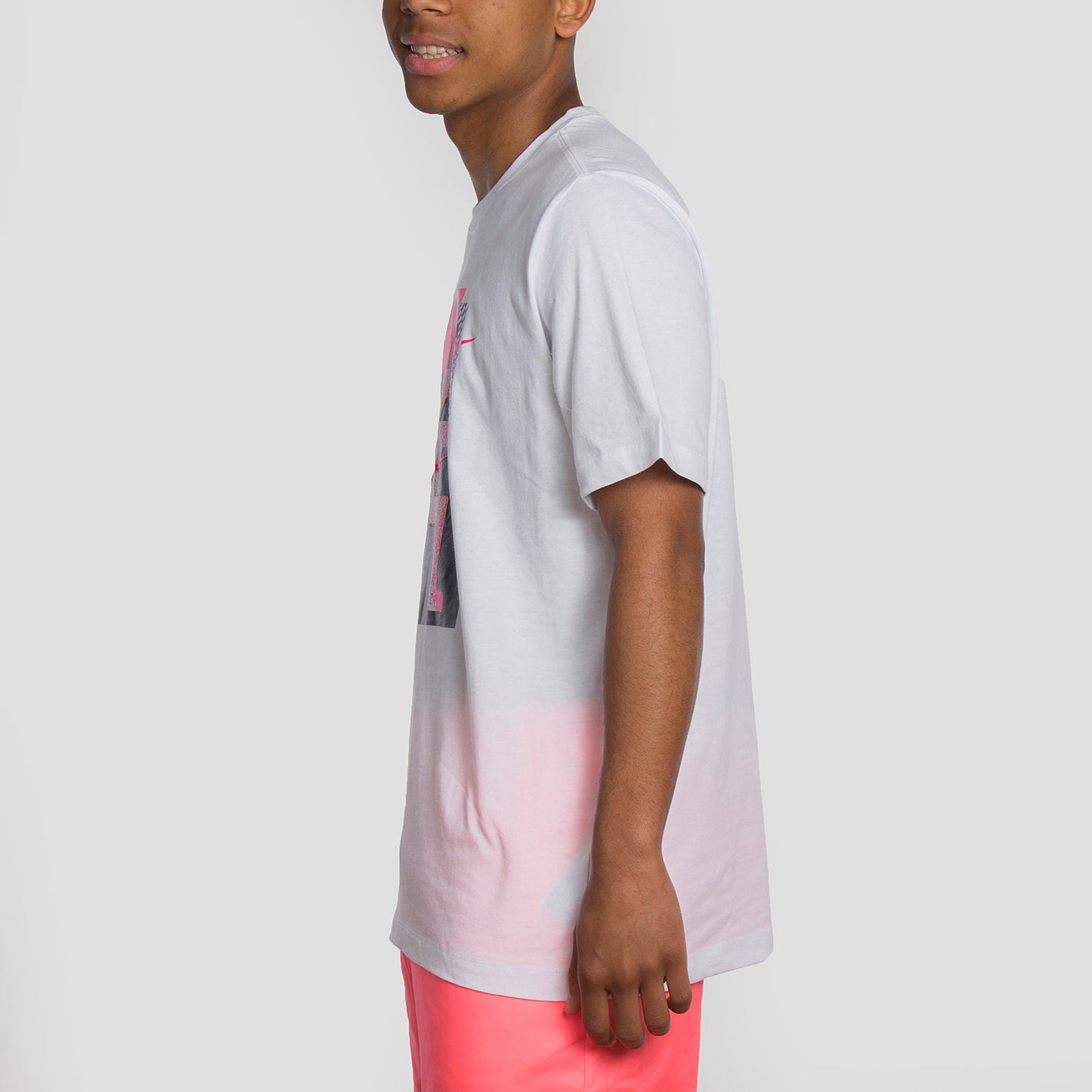  Camiseta Nike de manga corta y cuello redondo. Con un fit regular y fabricada en suave algodón 100.