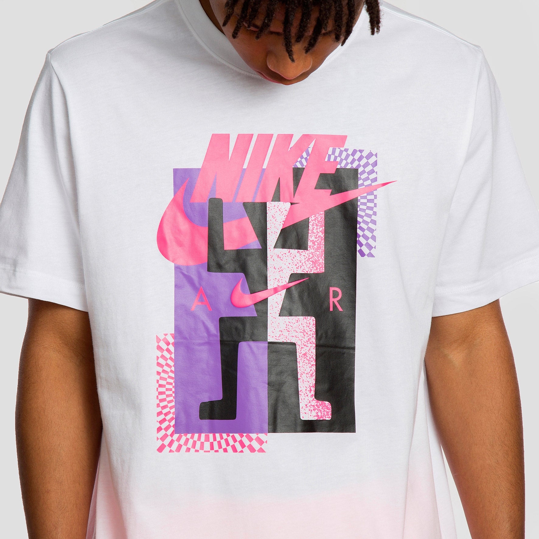  Camiseta Nike de manga corta y cuello redondo. Con un fit regular y fabricada en suave algodón 100.