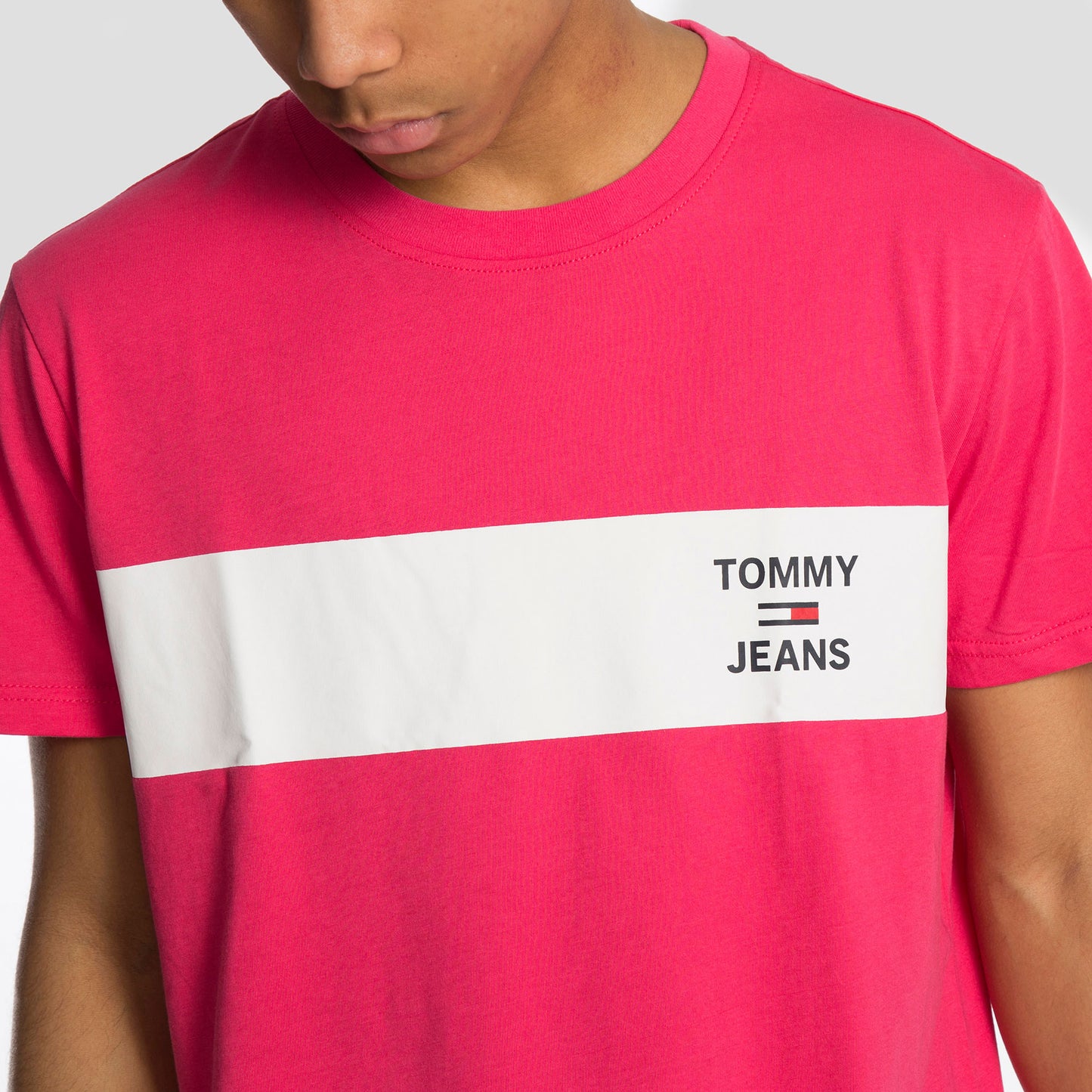 Tommy Jeans Camiseta Chest Stripe - DM0DM07858-T1K - Colección Chico
