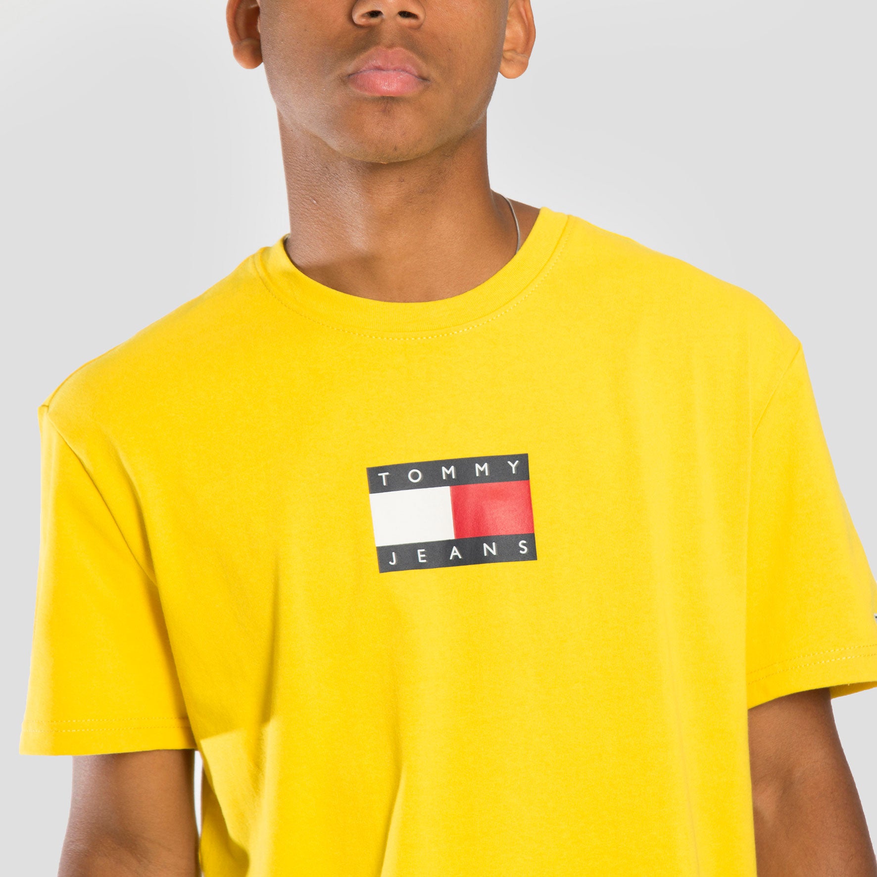 Tommy Jeans Camiseta Small Flag - DM0DM08351-Yllw - Colección Chico
