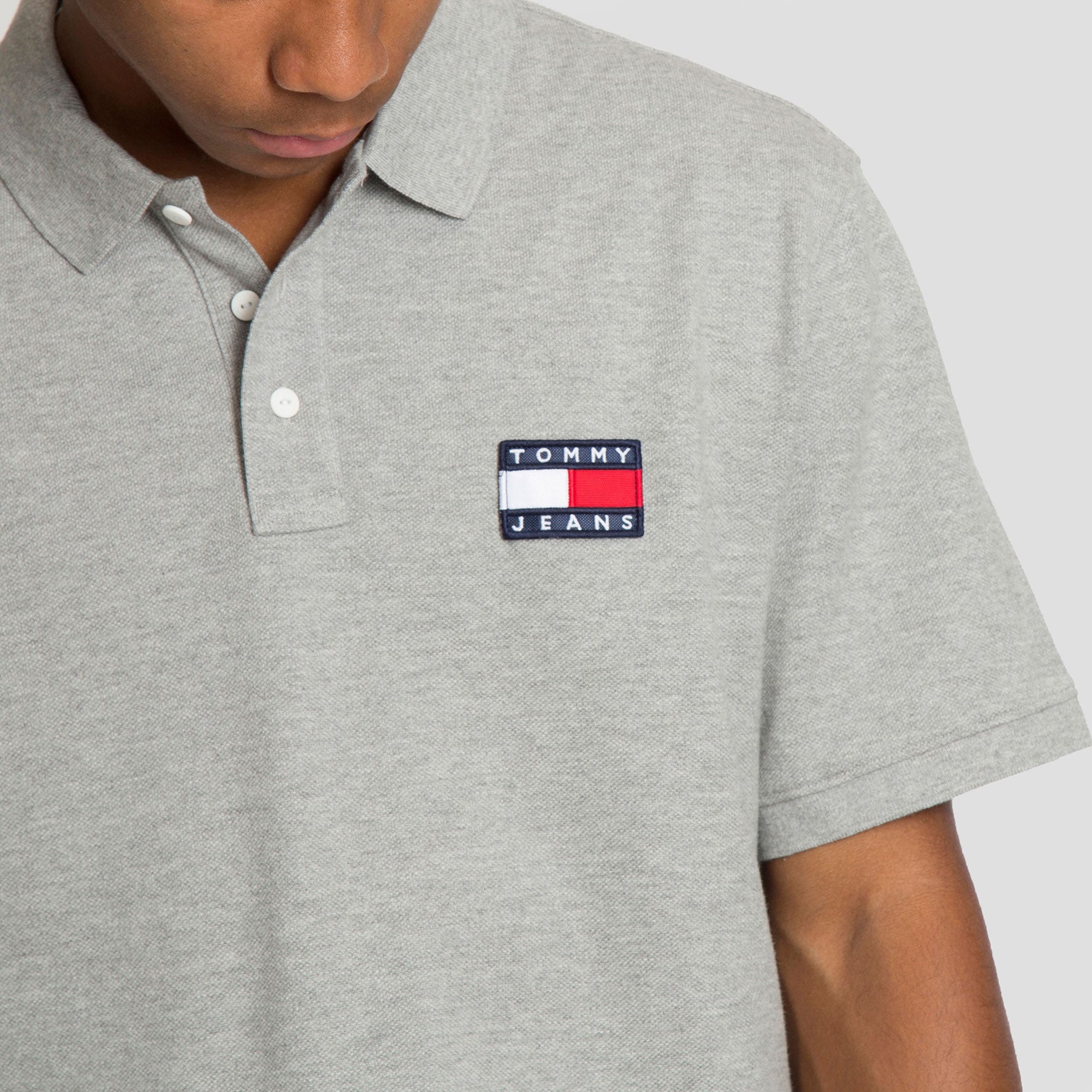 Tommy Jeans Polo Badge - DM0DM07546-GRY - Colección Chico