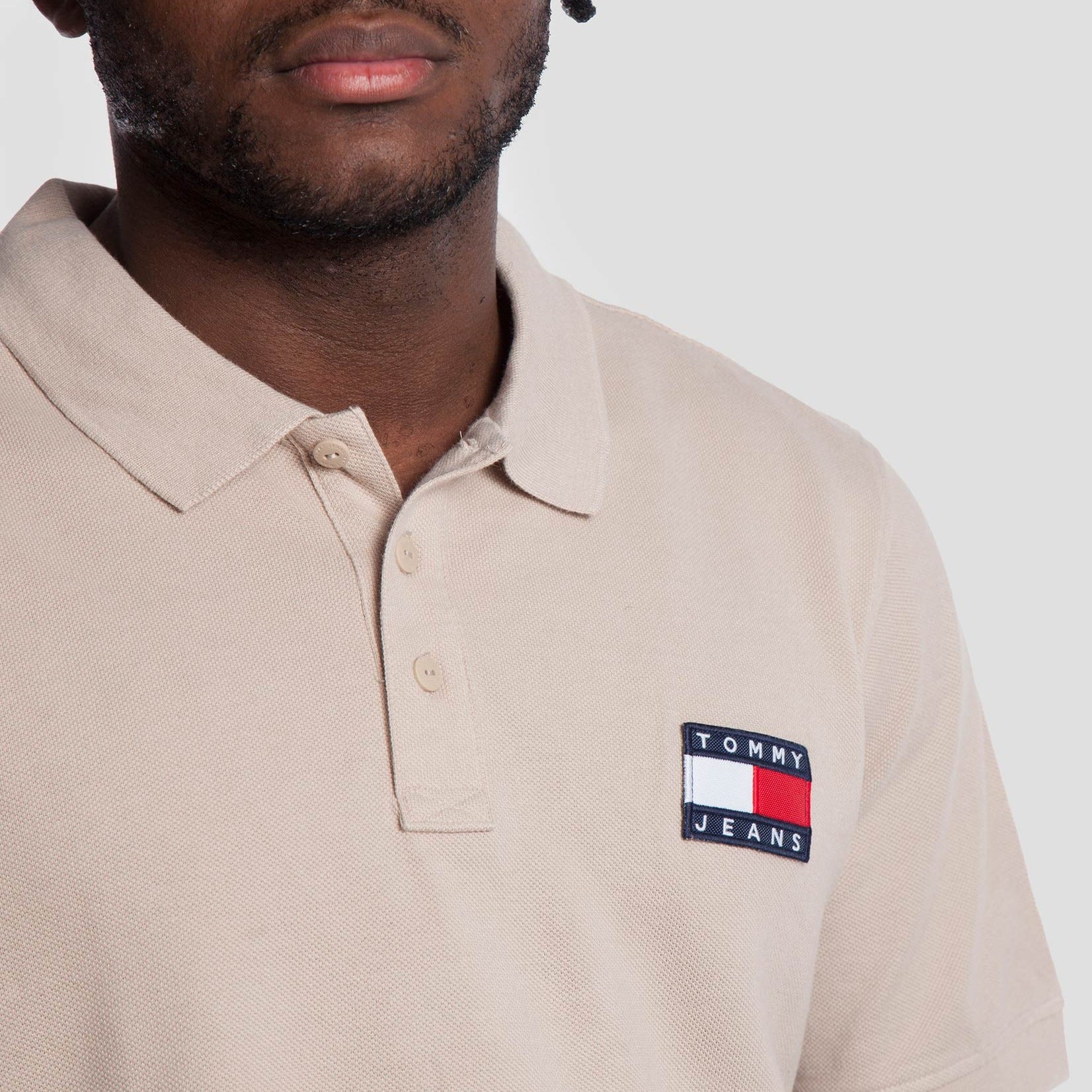 Tommy Jeans Polo Badge - DM0DM10327-ABM - Colección Chico